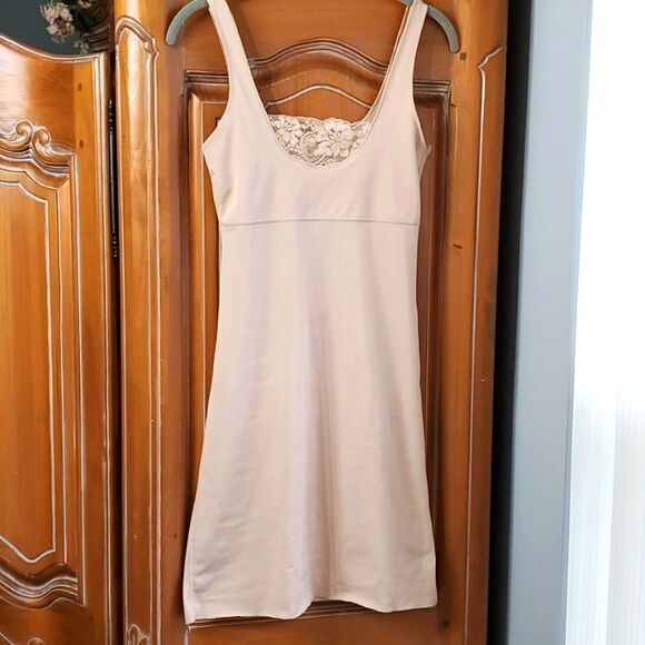 Slip girdle,  tan size medium.  Figure improving technology. Atyle # 381313. - Picture 1 of 8